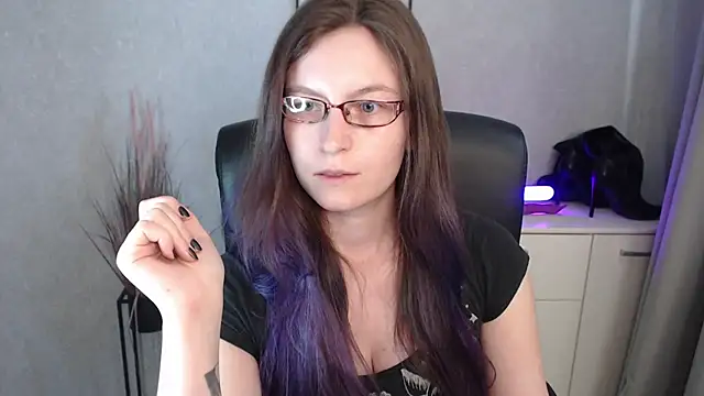 Snapshot of emmaxDelight chatting on 11/07/25, 01:22 emmaxDelight online show from 11/07/25, 01:22