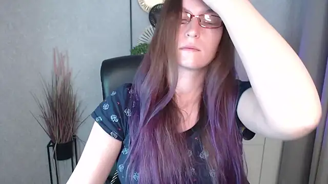 Snapshot of emmaxDelight chatting on 11/13/25, 06:23 emmaxDelight online show from 11/13/25, 06:23