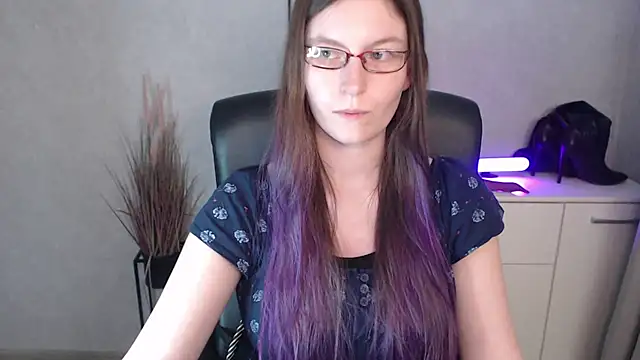 Snapshot of emmaxDelight chatting on 11/13/25, 06:29 emmaxDelight online show from 11/13/25, 06:29