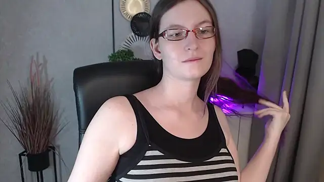 Snapshot of emmaxDelight chatting on 11/18/25, 06:40 emmaxDelight online show from 11/18/25, 06:40