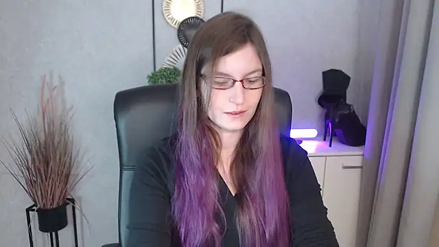 Snapshot of emmaxDelight chatting on 11/19/25, 06:35 emmaxDelight online show from 11/19/25, 06:35