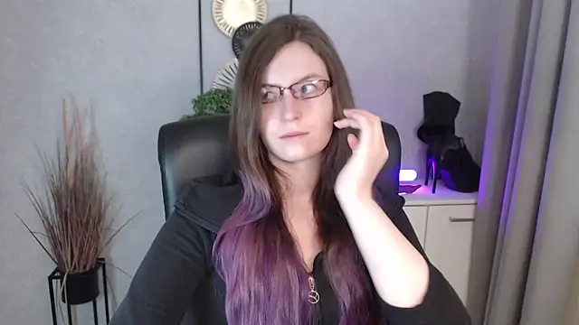 Snapshot of emmaxDelight chatting on 11/20/25, 07:19 emmaxDelight online show from 11/20/25, 07:19