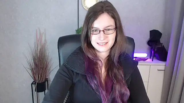 Snapshot of emmaxDelight chatting on 11/21/25, 06:23 emmaxDelight online show from 11/21/25, 06:23