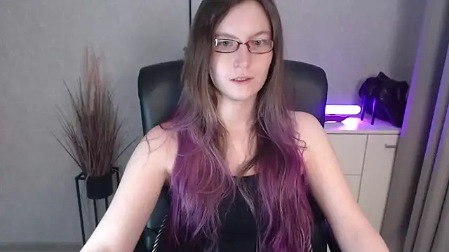 Snapshot of emmaxDelight chatting on 12/04/25, 07:17 emmaxDelight online show from 12/04/25, 07:17