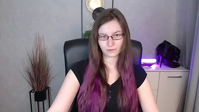 Snapshot of emmaxDelight chatting on 12/15/25, 06:50 emmaxDelight online show from 12/15/25, 06:50