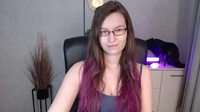 Snapshot of emmaxDelight chatting on 12/17/25, 06:19 emmaxDelight online show from 12/17/25, 06:19