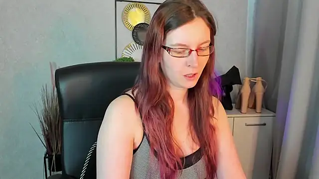 Snapshot of emmaxDelight chatting on 05/18/26, 05:35 emmaxDelight online show from 05/18/26, 05:35