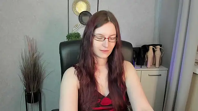 Snapshot of emmaxDelight chatting on 06/11/26, 05:27 emmaxDelight online show from 06/11/26, 05:27