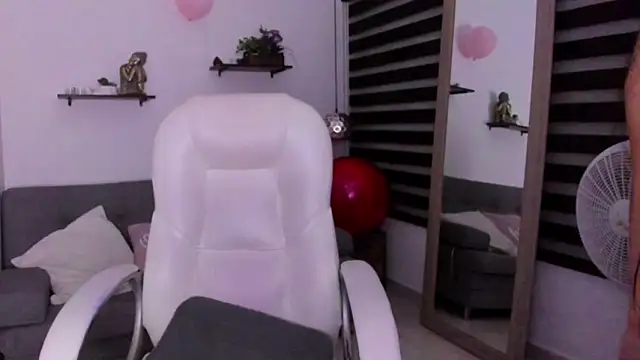 Snapshot of zoe_turnner_18 chatting on 11/23/25, 12:16 zoe turnner 18 online show from 11/23/25, 12:16