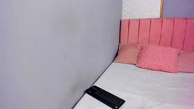 Snapshot of LARISSAEVANS chatting on 12/17/24, 12:22 LARISSAEVANS online show from 12/17/24, 12:22