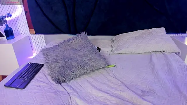 Snapshot of LARISSAEVANS chatting on 02/01/25, 06:32 LARISSAEVANS online show from 02/01/25, 06:32