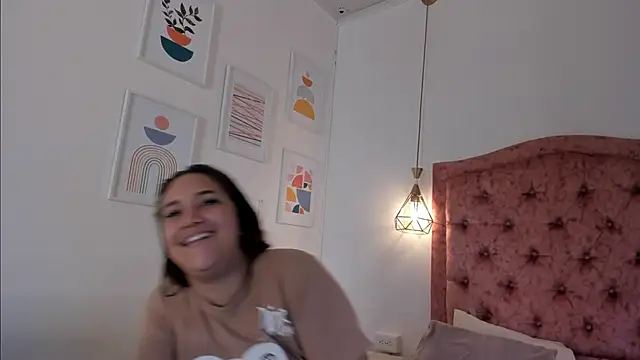 Snapshot of aprill21_ chatting on 12/13/24, 01:55 aprill21 online show from 12/13/24, 01:55