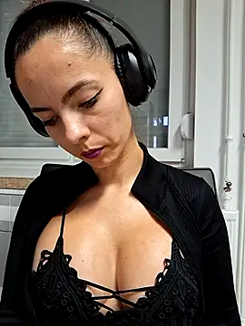 allinqueen online show from 10/23/25, 12:48