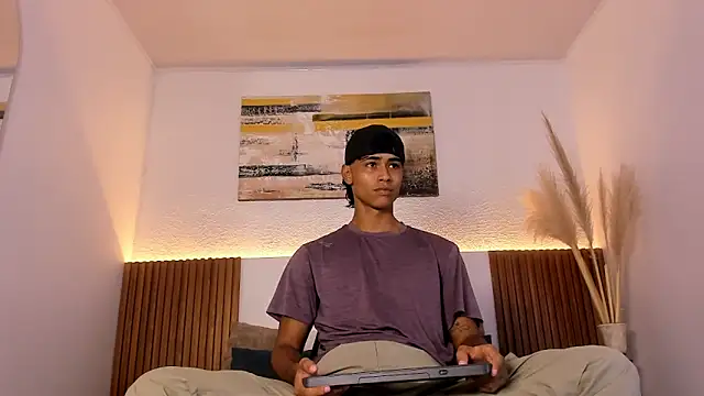 Snapshot of zander_2120 chatting on 10/25/25, 01:18 zander 2120 online show from 10/25/25, 01:18