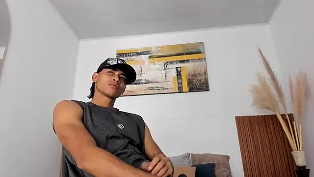 Snapshot of zander_2120 chatting on 10/28/25, 01:14 zander 2120 online show from 10/28/25, 01:14