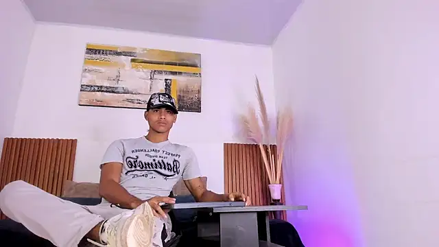 Snapshot of zander_2120 chatting on 11/11/25, 01:33 zander 2120 online show from 11/11/25, 01:33