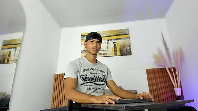 Snapshot of zander_2120 chatting on 11/14/25, 01:21 zander 2120 online show from 11/14/25, 01:21