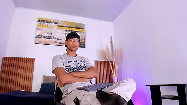 Snapshot of zander_2120 chatting on 11/18/25, 02:32 zander 2120 online show from 11/18/25, 02:32