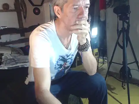 Snapshot of laye19 chatting on 09/19/25, 12:56 laye19 online show from 09/19/25, 12:56