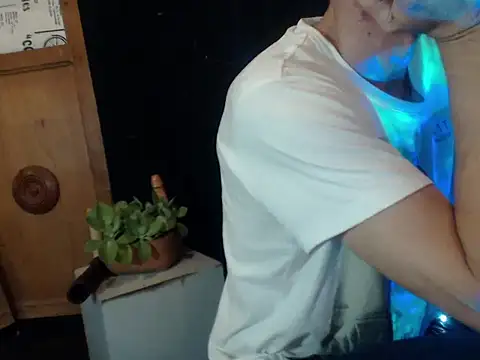 Snapshot of laye19 chatting on 10/04/25, 04:32 laye19 online show from 10/04/25, 04:32