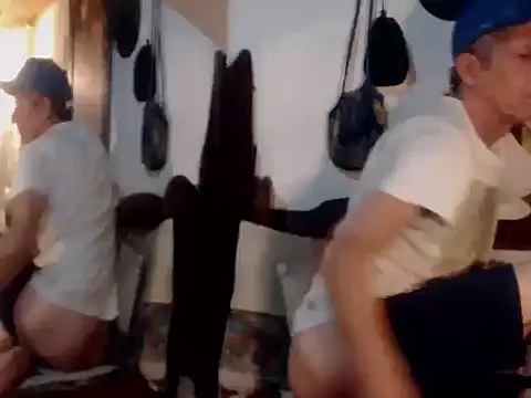 Snapshot of laye19 chatting on 10/15/25, 02:44 laye19 online show from 10/15/25, 02:44