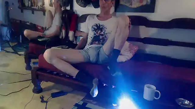 Snapshot of laye19 chatting on 11/22/25, 02:43 laye19 online show from 11/22/25, 02:43