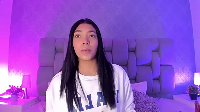 KarolRojas  online show from 09/18/25, 03:19