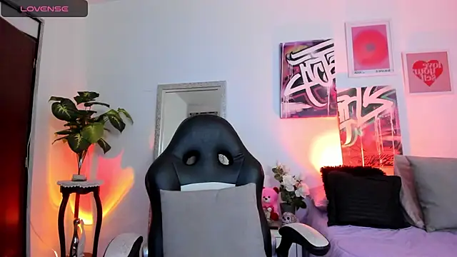 AnnieHuntters online show from 03/18/25, 03:20