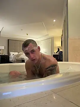 PeytonJohnn online show from 12/04/25, 09:07