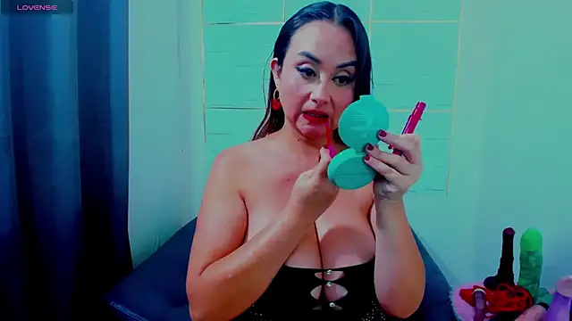 Snapshot of IsaSixty9 chatting on 03/05/25, 11:05 IsaSixty9 online show from 03/05/25, 11:05