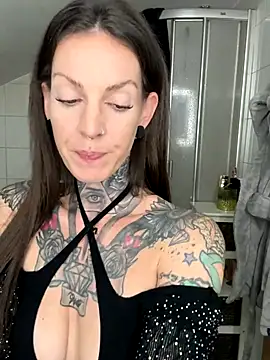 Snapshot of BrownieyQueen chatting on 11/05/25, 05:13 BrownieyQueen online show from 11/05/25, 05:13