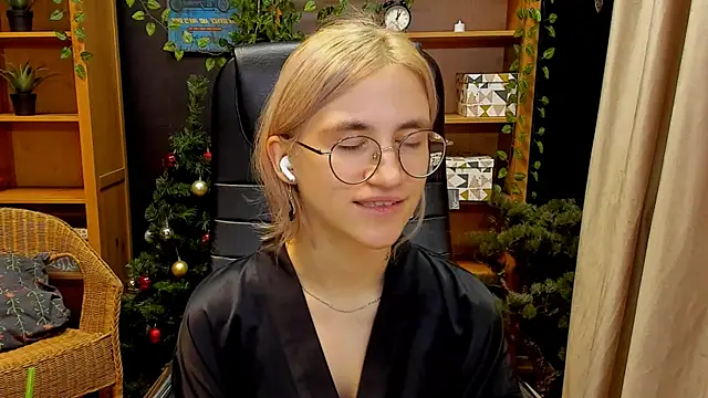 Moon13152 online show from 12/11/24, 12:02