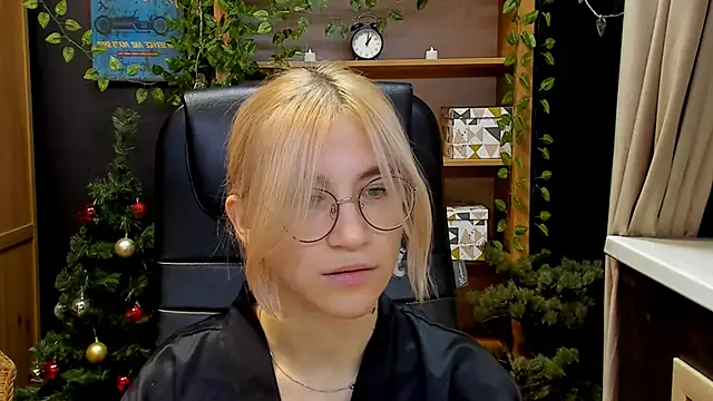 Moon13152 online show from 12/18/24, 08:57
