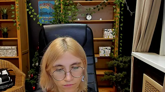 Moon13152 online show from 12/19/24, 12:02