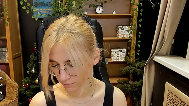 Moon13152 online show from 12/21/24, 10:51