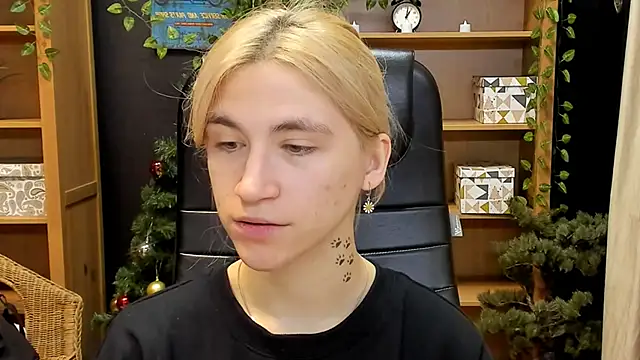 Moon13152 online show from 12/23/24, 04:06