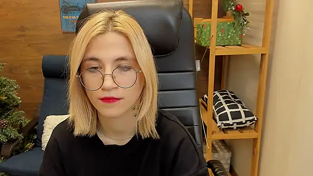 Moon13152 online show from 12/25/24, 01:20