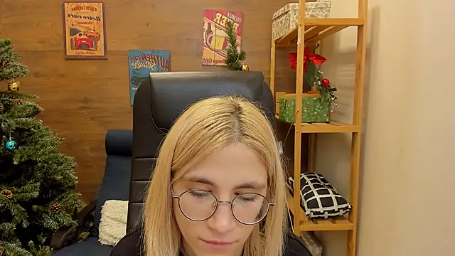 Moon13152 online show from 12/25/24, 04:22