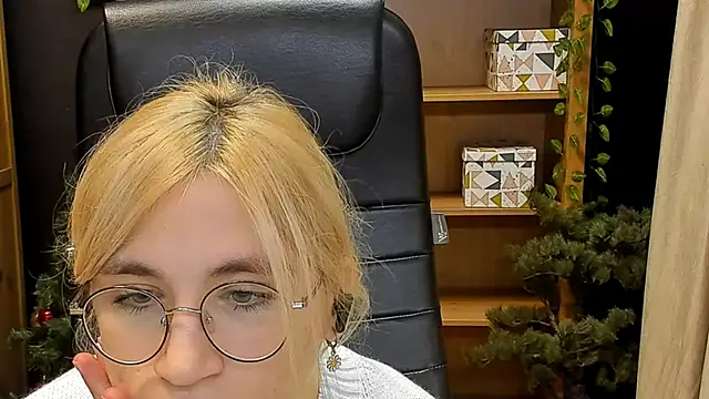 Moon13152 online show from 12/26/24, 12:25