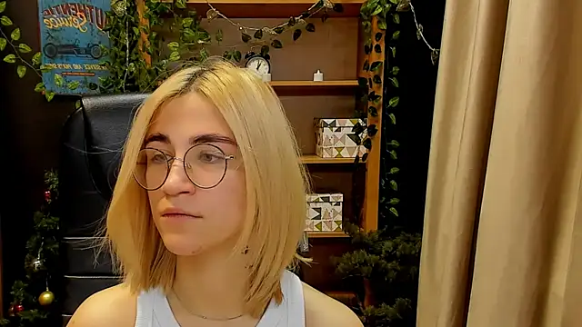 Moon13152 online show from 12/30/24, 04:19