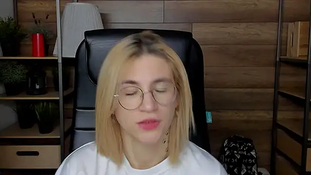 Moon13152 online show from 02/01/25, 12:29