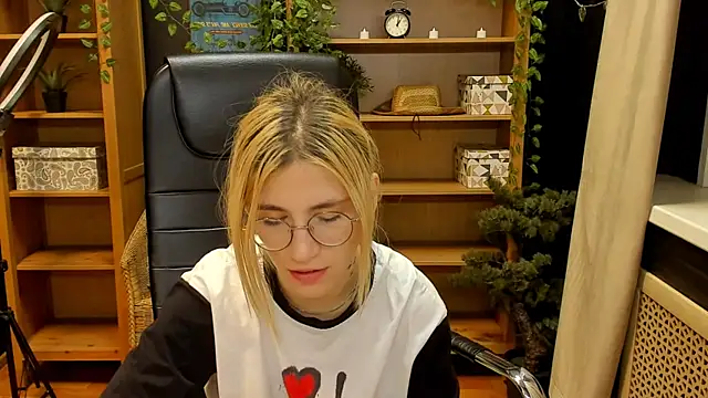 Moon13152 online show from 02/02/25, 12:09