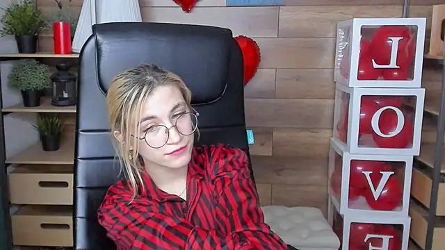 Moon13152 online show from 02/18/25, 10:03