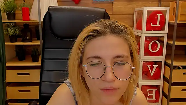 Moon13152 online show from 02/24/25, 10:03