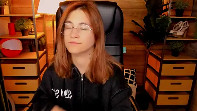 Moon13152 online show from 09/30/25, 08:47