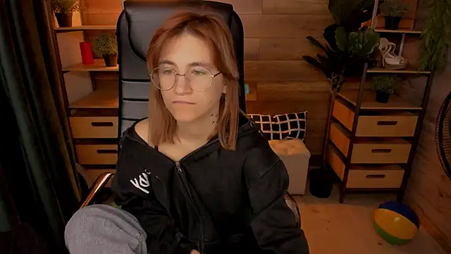 Moon13152 online show from 10/11/25, 08:40