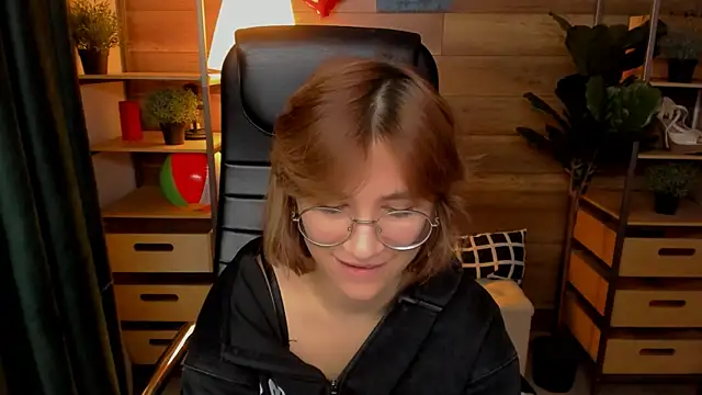 Moon13152 online show from 10/16/25, 09:05