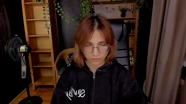 Moon13152 online show from 10/22/25, 08:30