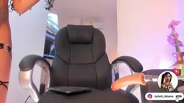 Snapshot of Juliett_Adams_ chatting on 10/18/25, 01:08 Juliett Adams  online show from 10/18/25, 01:08