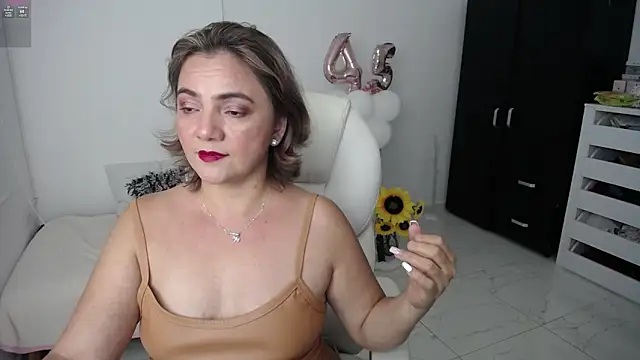 Chiraz hasnaa online show from 01/25/25, 10:39